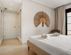 Room - La Vida Dorada | Garden - pool - terrace (Benahavís)