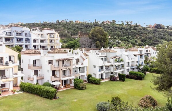 Exterior - La Vida Dorada | Garden - pool - terrace (Benahavís)
