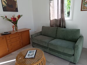 Comfort-mökki, näköala puutarhaan | Oleskelualue