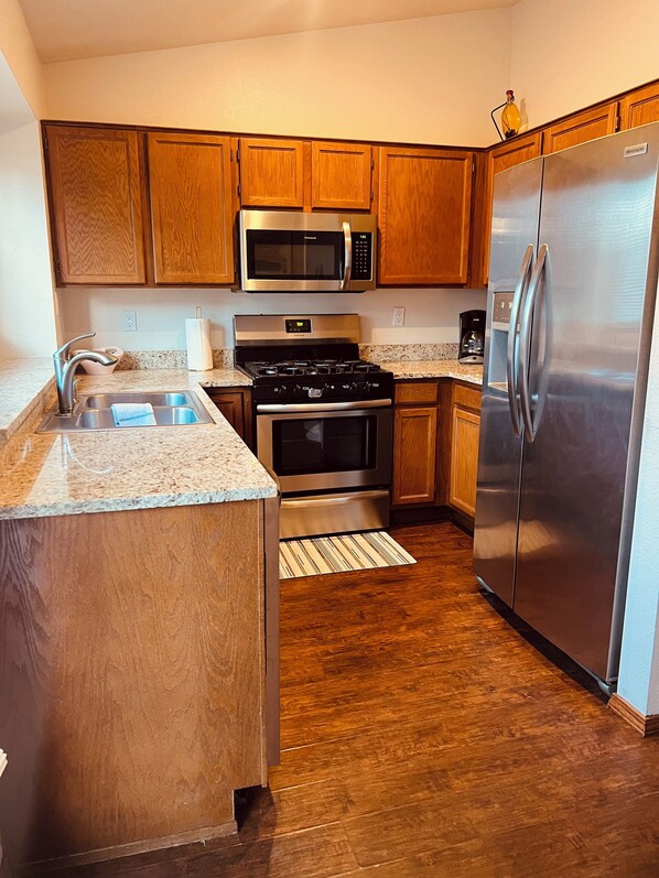 ميكروويف، فرن، موقد طهي مسطح، غسالة أطباق