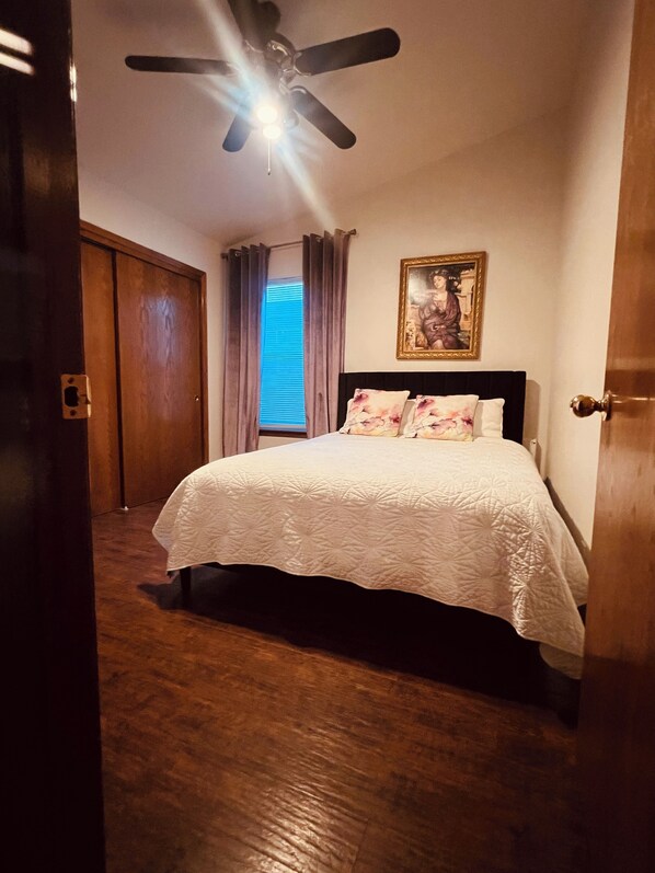 2 chambres, fer et planche à repasser, Wi-Fi, draps fournis