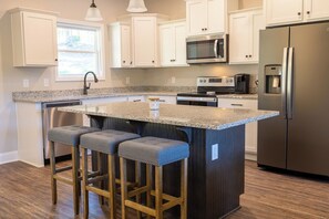 Een koelkast, een microgolfoven, een oven, een kookplaat