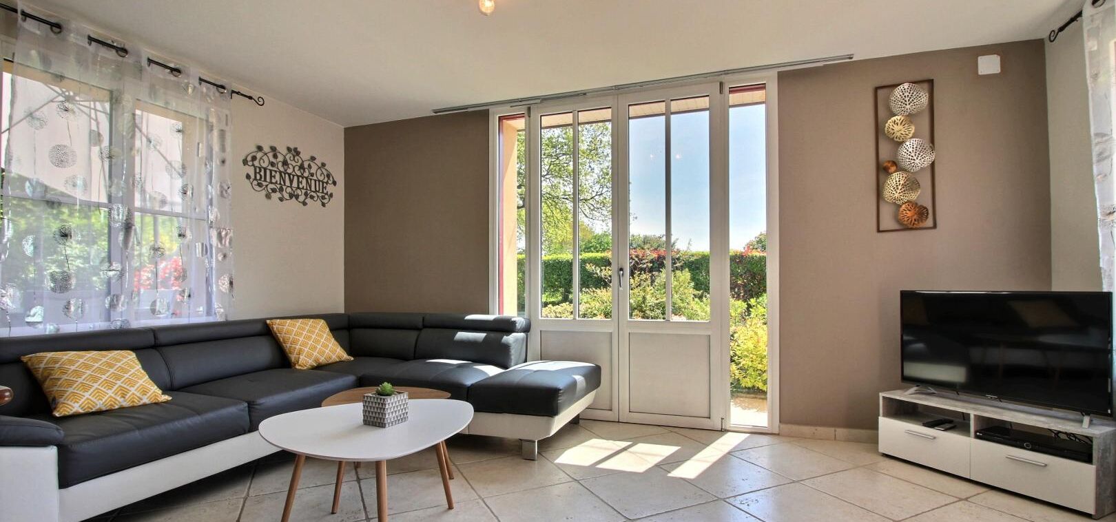 Televisión, reproductor de DVD y libros 