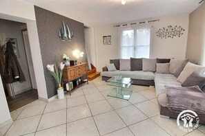 Fernseher, DVD-Player, Bücher