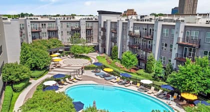 Luxury Downtown Crown Apartment minutes from DC
