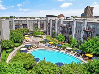 Luxury Downtown Crown Apartment minutes from DC