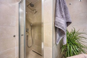 Shower, hair dryer, towels, soap - Family Apartment - Cosy & Modern, 850 meters to the Sea (Porec)