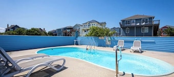 1 min private beach walk. Stylishly renovated with beach views! Hot tub & pool!