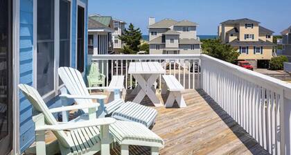 1 min private beach walk. Stylishly renovated with beach views! Hot tub & pool!