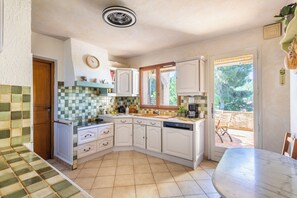 Fridge, microwave, dishwasher, coffee/tea maker