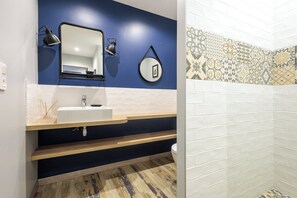 Regadera, secadora de cabello, toallas 