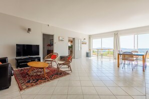 Télévision, lecteur de DVD, table de tennis de table, livres