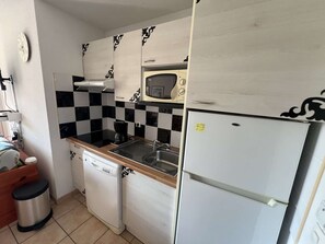 Kühlschrank, Mikrowelle, Herdplatte, Geschirrspüler