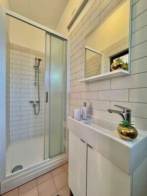 Articles de toilette gratuits, sèche-cheveux, serviettes fournies