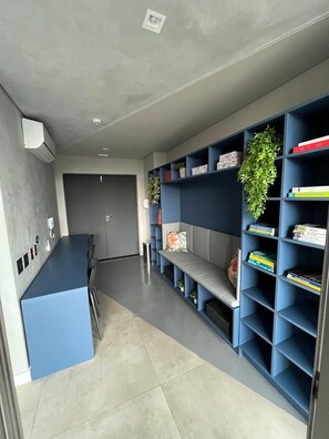 Comfort Studio, 1 Double Bed, City View | Living area