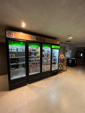 Comfort Studio, 1 Double Bed, City View | In-room dining