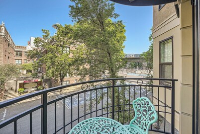 Prime location in downtown Seattle– Walk to Space Needle &Explore Seattle's Best