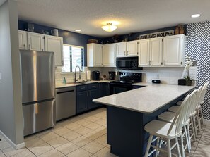 Fridge, microwave, stovetop, dishwasher