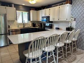 Kjøleskap, mikrobølgeovn, kokeplater og oppvaskmaskin