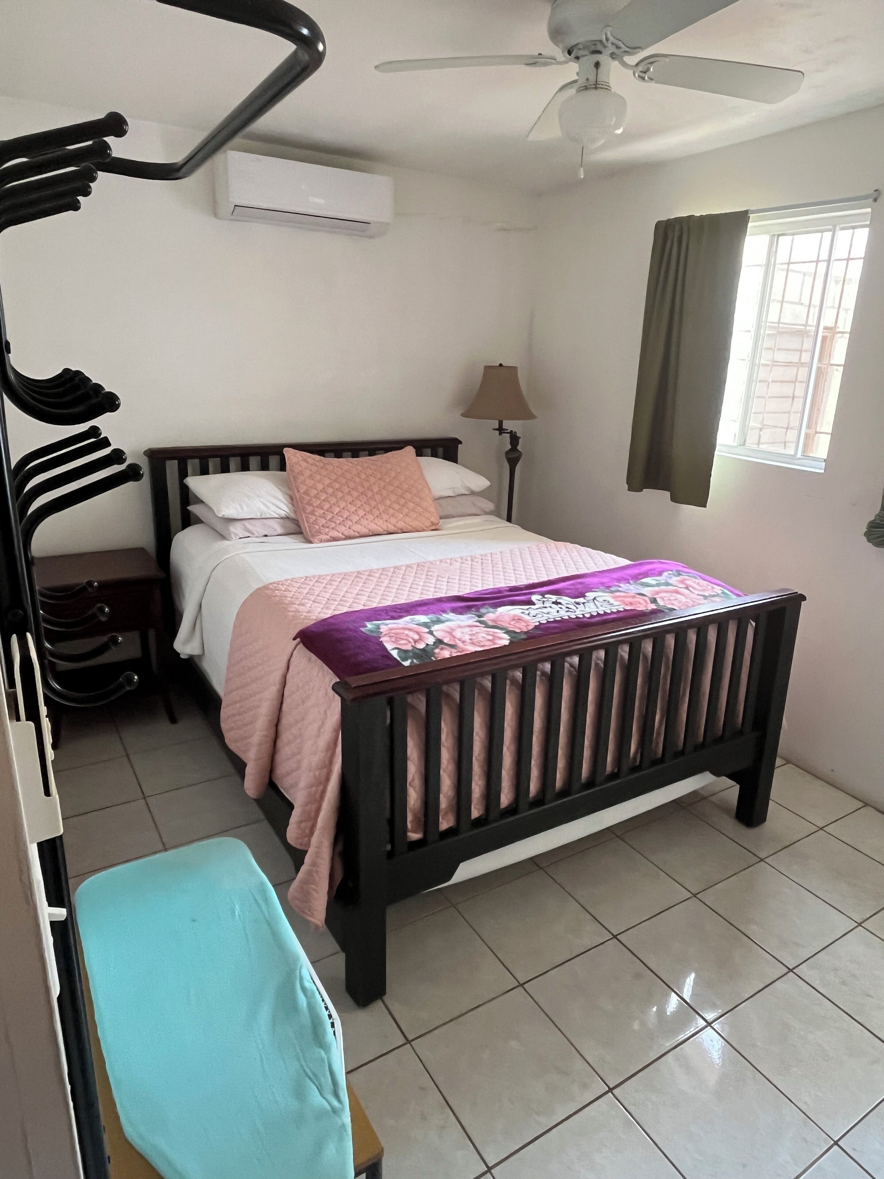 2 quartos, ferros/tábuas de passar roupa, Wi-Fi, roupa de cama