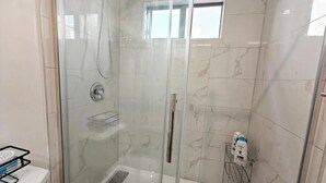 Douche, séchoir à cheveux, serviettes fournies, savon
