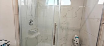 Modern & Cozy 1 Bedroom Suite-Walk to FIFA Fan Zone-Private Entrance