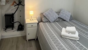 1 chambre, fer et planche à repasser, accès au Wi-Fi (inclus)