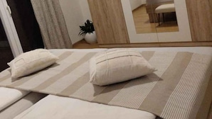 Ein Schlafzimmer mit einem Bett, einem Spiegel und einem Holzschrank.