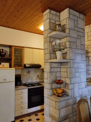 Réfrigérateur, four, plaque de cuisson, cafetière/bouilloire