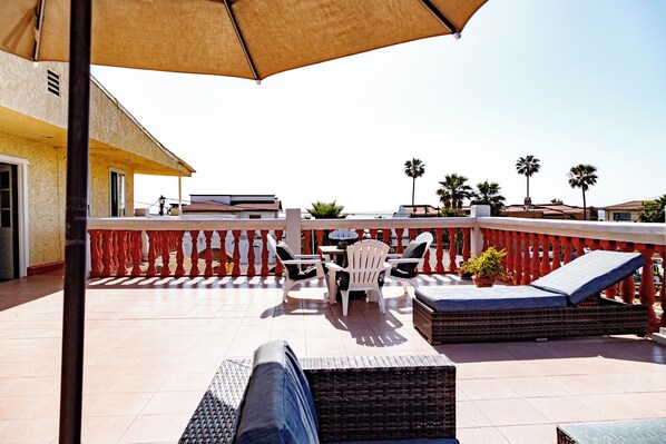 Outdoor dining - Chic 1-bedroom apartment with ocean views, sun bathing deck, pool in Ensenada. (Ensenada)
