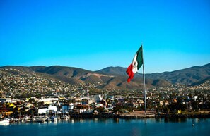 Marina - Chic 1-bedroom apartment with ocean views, sun bathing deck, pool in Ensenada. (Ensenada)