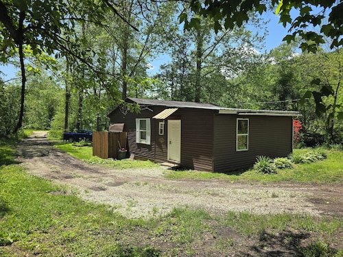 Cozy cabin in peaceful Glouster with WiFi, AC,  Very Quiet in a beautiful area.