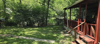Cozy cabin in peaceful Glouster with WiFi, AC,  Very Quiet in a beautiful area.