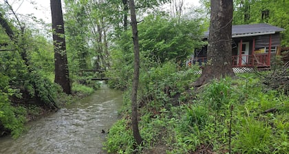 Cozy cabin in peaceful Glouster with WiFi, AC, Very Quiet in a beautiful area.