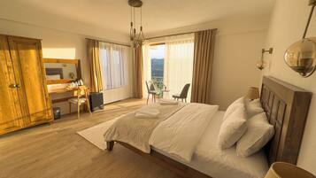 Classic Room, Mountain View | Desk, laptop workspace, free WiFi