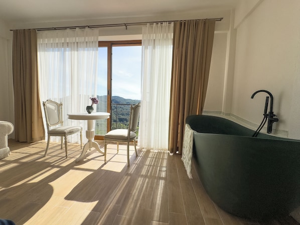 Luxury Room, 1 King Bed, Bathtub, Mountain View | Desk, laptop workspace, free WiFi - Bona Dea Butik Otel (Ayvacik)