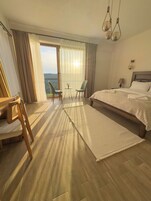 Classic Room, Mountain View | Desk, laptop workspace, free WiFi