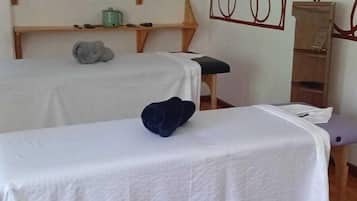 Masajes con piedras calientes y masajes de tejido profundo