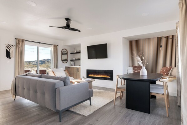 Téléviseur connecté, foyer, livres