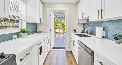 Spacious 8-bedroom house in Delray Beach Steps From Atlantic Av. Heated Pool.