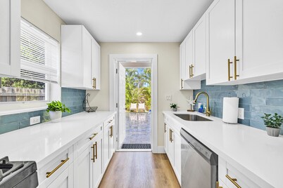 Spacious 8-bedroom house in Delray Beach Steps From Atlantic Av. Heated Pool.