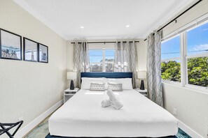 7 Schlafzimmer, Schreibtisch, Bügeleisen/Bügelbrett, Reisekinderbett