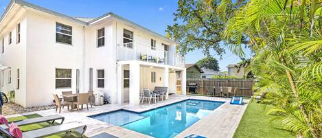 Una piscina al aire libre, una piscina climatizada