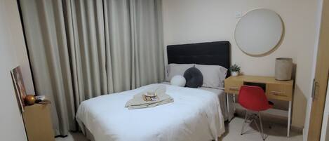 1 habitación, tabla de planchar con plancha, wifi y ropa de cama