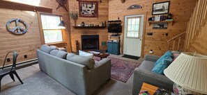 Smart TV, fireplace - Camp Valentine- charming 3 bedroom cabin with hot tub and fireplace in private setting (Swanton)