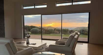 Full Coastal Retreat, 3 Rooms, Hot tub, Views!