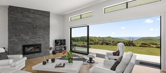 Full Coastal Retreat, 3 Rooms, Hot tub, Views!