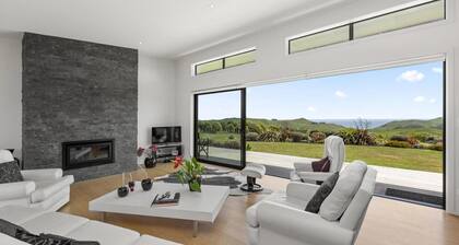 Full Coastal Retreat, 3 Rooms, Hot tub, Views!