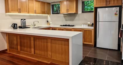 3BR APT in heart of Lindfield