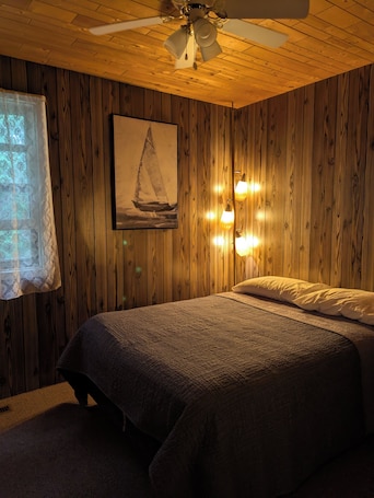 3 bedrooms, desk, iron/ironing board, free WiFi. Charming Lakeview cabin in a peaceful bay